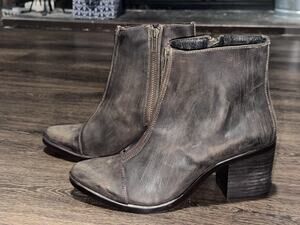 Alcalas Women Distressed Brown Booties SZ 8.5 Pointed Toe Front Zip 3”Block Heel